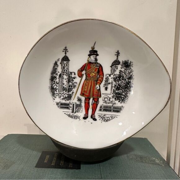 Staffordshire Queensberry fine bone china teardrop kings guard china dish bowl - Picture 3 of 8